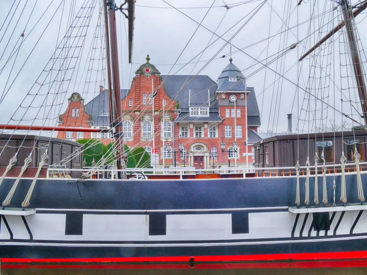 Blick auf das Rathaus Papenburg mit dem historischen Segelschiff Friederike im Vordergrund
